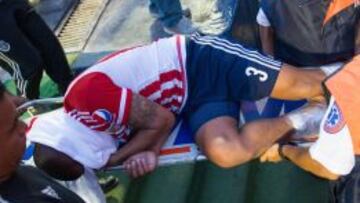 Carlos Salcido es trasladado al vestidor después de la entrada de Dueñas.