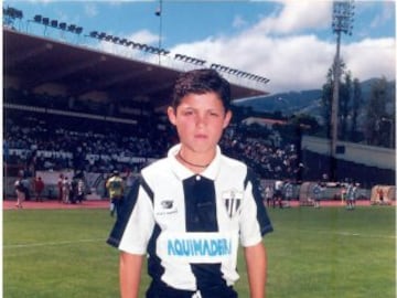 De niño militó en el Nacional de Madeira, club del que le ficharía el Sporting de Lisboa.