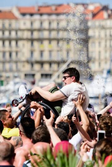 Un hombre en silla de ruedas es manteado por aficionados ingleses.