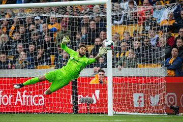 El internacional portugués también acumula 13 partidos sin tener que sacar el balón del fondo de sus redes, pero sus datos le delatan: en 29 encuentros ha encajado 47 goles (es el que más tantos ha recibido de los diez), lo que da una media de 1,62 goles por partido.
