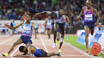 El brit&aacute;nico Mo Farah (derecha) cruza la l&iacute;nea de meta en primer lugar, seguido por el estadounidense Paul Chelimo (centro) en segundo lugar y el et&iacute;ope Muktar Edris (abajo) en tercero, en la carrera de 5000 metros.