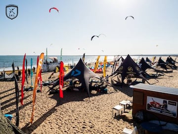 Las principales marcas del sector del kitesurf en España se vuelcan por tercera edición con la Spain Kiteboarding League. Así quedó la playa de Isla Canela (Huelva).