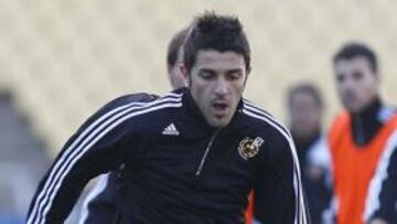 <b>ESPERA. </b>David Villa descansa pero no se separa del teléfono.