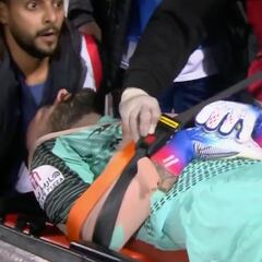 David Ospina sale en camilla tras un choque en Arabia