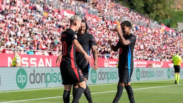 GIRONA (CATALUÑA), 15/09/2024.- El delantero del Barcelona Dani Olmo (i) celebra tras anotar un gol ante el Girona con su compañero Lamine Yamal este domingo, durante el partido de la 5a jornada de LaLiga EA Sports, entre el Girona FC y el FC Barcelona, en el estadio Montilivi de Girona. EFE/ Alejandro García