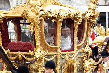 Los reyes británicos Carlos III y Camila, en el Carruaje de Oro, tras ser coronados.