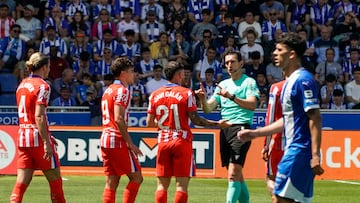 VITORIA-GASTEIZ, 03/05/2025.- Javi Galán (c) y Julián Álvarez (2i), del Atlético Madrid, hablan con el árbitro durante el partido de LaLiga que enfrenta a su equipo contra el Deportivo Alavés este sábado en el estadio de Mendízorrotza en Vitoria-Gasteiz. EFE/ L. Rico