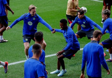 De Jong y Ansu Fati durante el entrenamiento.
 

