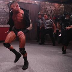 Randy Orton envía al hospital a McIntyre tras un brutal ataque