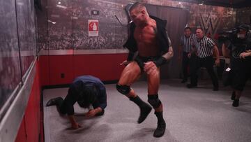 Randy Orton ataca a Drew McIntyre en Raw.