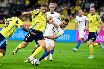 Stockholm (Sweden), 08/09/2024.- Sweden's Viktor Gyokeres in action against Estonia's Karol Mets during the UEFA Nations League Group C soccer match between Sweden and Estonia, in Solna, Sweden, 08 September 2024. (Suecia) EFE/EPA/Fredrik Sandberg SWEDEN OUT
