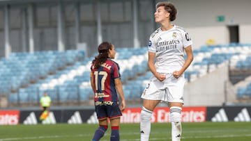 La delantera del Real Madrid Paula Comendador celebra un gol.