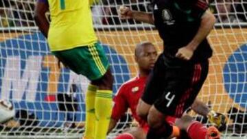 <b>EL EMPATE. </b>Mokoena, que mira al juez de línea, se durmió y Márquez se aprovechó para igualar.