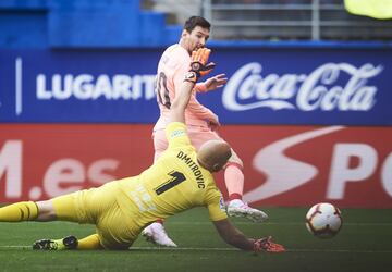 El jugador del Barcelona Leo Messi marca el 1-2 al Eibar.