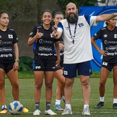 Eric Acuña, la verdadera joya de El Salvador: estos son los números del DT de selección femenil