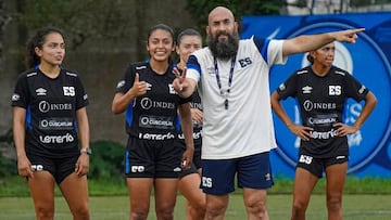 Eric Acuña, la verdadera joya de El Salvador: estos son los números del DT de selección femenil