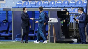 Machín y Bordalás se saludan en la previa del duelo entre Alavés y Getafe.