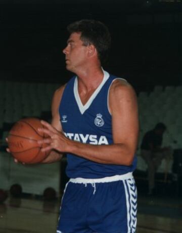 Mark McNamara, de 2,11 metros, jug車 en el Real Madrid de baloncesto.
