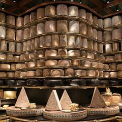 Se gasta menos de 65 euros en el restaurante con el Récord Guinness de quesos, Les Grands Buffets: “Ningún amante del buen comer...”