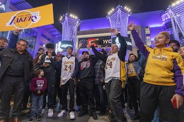 Seguidores de los Los Angeles Lakers y del mundo del baloncesto en general se han reunido en los alrededores del Staples para dar el último adiós a Kobe.