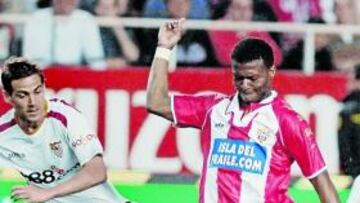 <b>¿RUMBO A LAS ISLAS? </b>Kalu Uche intenta disparar en un partido en el Sánchez Pizjuán.