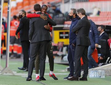 Kondogbia saluda a Javi Gracia. 



















