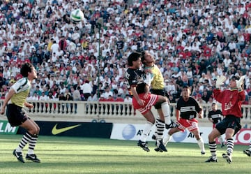 Una acción del partido inaugural.