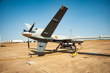 El MQ-9 Predator B, conocido en Espa?a como NR-05, es un vehculo areo no tripulado (VANT) de uso estratgico operado por el Escuadrn 233 del Ala 23 desde la Base Area de Talavera La Real. Espa?a adquiri cuatro unidades de este dron en 2019, con el objetivo de realizar misiones de inteligencia, vigilancia y reconocimiento (ISR). En 2023, se autoriz su equipamiento con misiles aire-superficie Hellfire, ampliando sus capacidades operativas.