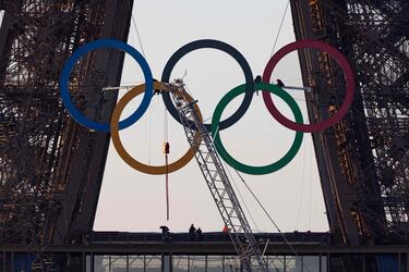 Un grupo de trabajadores, ayudado por una grúa de grandes dimensiones, instala entre el primer y el segundo
piso de la Torre Eiffel, uno de los principales emblemas de la ciudad de París, los anillos olímpicos. Cuando falta menos de un mes para la ceremonia de inauguración de los Juegos, la capital francesa se engalana para la ocasión.