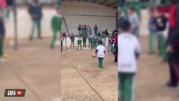 ¡Esto es presión! Niño tira penal en el recreo de forma magistral