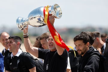 El seleccionador, Luis de la Fuente, levanta la copa tras bajar del avión en Madrid. 