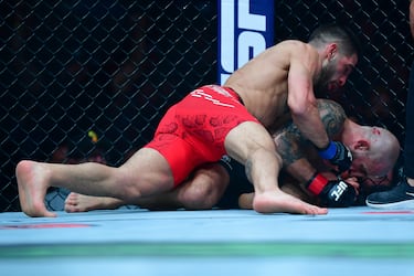 El luchador español nacido en Halle, una ciudad dentro del distrito de Gütersloh (Alemania), noqueó al mejor peleador de la historia del peso pluma, Volkanovski, tras un derechgazo brutal. De esta forma Ilia se convierte primer campeón nacional de la UFC.