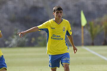 El tinerfeño llegó en 2018 a los juveniles de la UD Las Palmas. El verano siguiente ya tenía ficha con el primer equipo y en verano de 2020 se marchó al Barcelona.