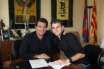 Henrique era un prometedor defensa que llegó al Barcelona en 2008. Firmó por cuatro temporadas, pero ninguna de ellas las jugó como azulgrana, En 2008-09 se fue al Bayer Leverkusen. Un año después fue cedido a Racing santanderino por dos campañas. La cuarta y última se fue al Palmeiras, el equipo del que llegó...