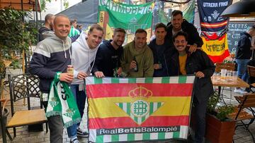 Varios aficionados de Betis, en un bar de Budapest.