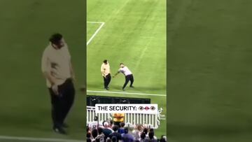 Vídeo: Aficionado se mete al campo, lo capturan y sale haciendo el “Siiuu” de Cristiano Ronaldo