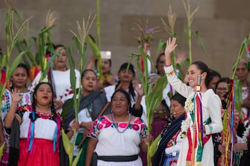 “Llegan nuestras madres que nos dieron la vida y después volvieron a dárnoslos todo, nuestras hermanas que desde su historia lograron salir adelante y emanciparse, llegan nuestras amigas y compañeras, llegan nuestras hijas hermosas y valientes, y llegan nuestras nietas; llegan ellas, las que soñaron con la posibilidad de que algún día no importaría si naciéramos siendo mujeres u hombres, podemos realizar sueños y deseos sin que nuestro sexo determine nuestro destino. Llegan ellas, todas ellas, que nos pensaron libres y felices”.
Associated Press/LaPresse