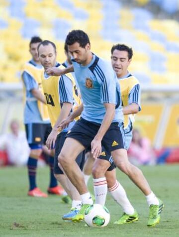 Álvaro Arbeloa con el balón ante la mirada de Andrés Iniesta y Xavi Hernández.