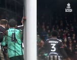 ¡Y no se puede jugar en Vallecas! Vean esta escena de la FA Cup y la esencia que respira ese césped