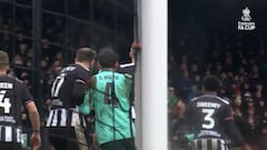 ¡Y no se puede jugar en Vallecas! Vean esta escena de la FA Cup y la esencia que respira ese césped