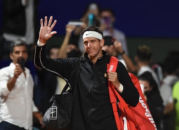 "Duermo con dolor", contaba el argentino cuando explicaba los motivos de su retirada con 33 años. La rodilla fue una "pesadilla" para Del Potro, que se retiró después del ATP 250 de Buenos Aires. En ese torneo, el de Tandil regresaba a las pistas tras 965 días de ausencia. Sin embargo, el regreso se convirtió en despedida, y el encuentro que perdió frente a su compatriota Delbonis fue el último de la carrera de 'Delpo', ganador del US Open de 2009, número tres del mundo, dos veces medallista olímpico y campeón de 22 eventos ATP. Sin embargo, en el pasado US Open, al que Del Potro acudió como espectador, el argentino reconoció que, si la rodilla le respeta, "voy a dejar la puerta de la vuelta siempre abierta, más allá de querer estar sano en la vida cotidiana".