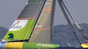 <b>SOLIDARIOS.</b> El Desafío Español, como el resto de equipos, ofreció su ayuda al barco italiano.