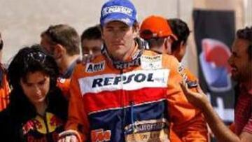 <b>LISBOA-DAKAR. </b>El piloto español Marc Coma con una bandera en la que figura el nombre de su compañero, el australiano Andy Caldecott, fallecido durante el Rally.