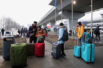 Ciudadanos ucranianos llegando al Aeropuerto Internacional Boryspil, en la zona oriental de Ucrania.