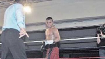 <b>A LA LONA. </b>Navascués tumba al peruano Freddy Blanco.