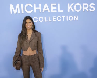 Sara Sampaio captó los reflectores con un traje de cuadros en color café.