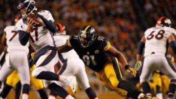 Brock Osweiler a punto de recibir un sack de Stephon Tuitt, de los Steelers.