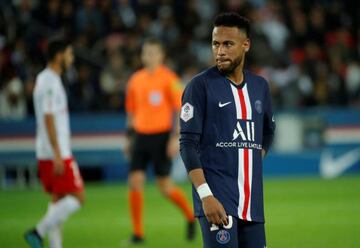 Neymar in Action against Stade de Reims.