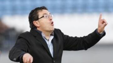 <b>MALOS TIEMPOS. </b>Las últimas derrotas tienen preocupado a Iñaki Alonso. El club, confía en él.