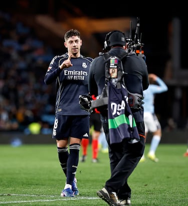 1-2. Federico Valverde celebra el tanto que marca en el descuento.